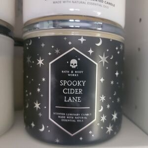 SPOOKY CIDER LANE Bath & Body Works 3-Wick candle 14.5 oz with glass lid